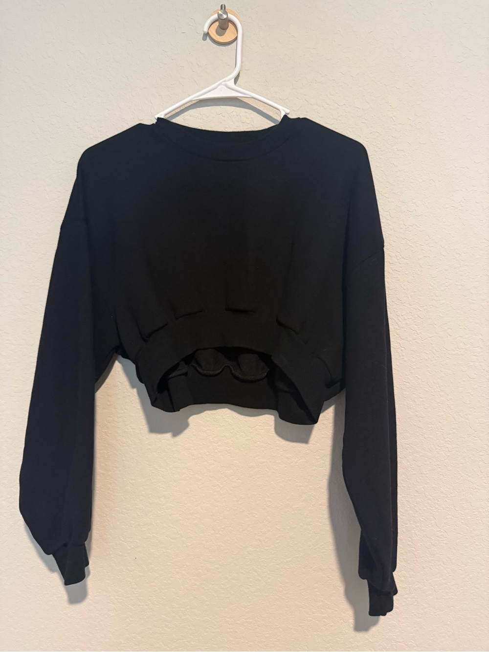 Aritzia Black Cropped Pullover Sweatshirt